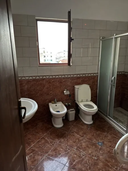 Tirane, jepet me qera apartament 2+1+Ballkon Kati 4, 100 m² 500 € (Don bosko prane xhamise)