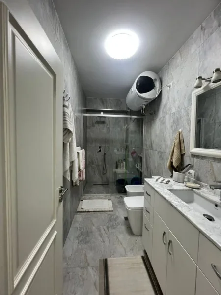 Tirane, shitet apartament 2+1+Ballkon Kati 4, 113 m² 265.000 € (Rr.e Barrikadave/Selvia)