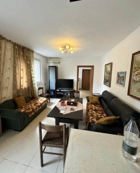 Tirane, jepet me qera apartament 4+1 Kati 1, 200 m² 750 € (Brryli)