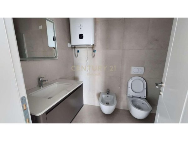Tirane, jepet me qera apartament 2+1+Aneks+Ballkon Kati 2, 132 m² 1.400 € (Lake View)