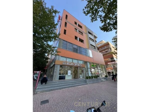 Tirane, jepet me qera zyre Kati 3, 118 m² 2.200 € (Rtsh)