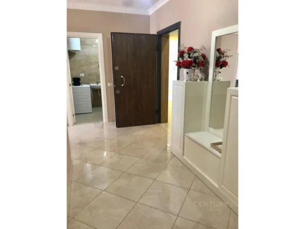 Tirane, jepet me qera apartament 2+1+Ballkon , 600 € 