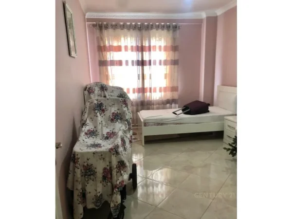 Tirane, jepet me qera apartament 2+1+Ballkon , 600 € 