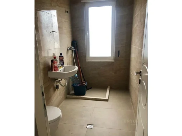 Tirane, jepet me qera apartament 2+1+Ballkon , 600 € 