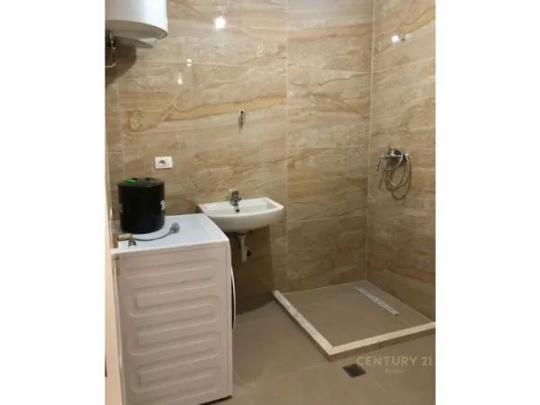 Tirane, jepet me qera apartament 2+1+Ballkon , 600 € 
