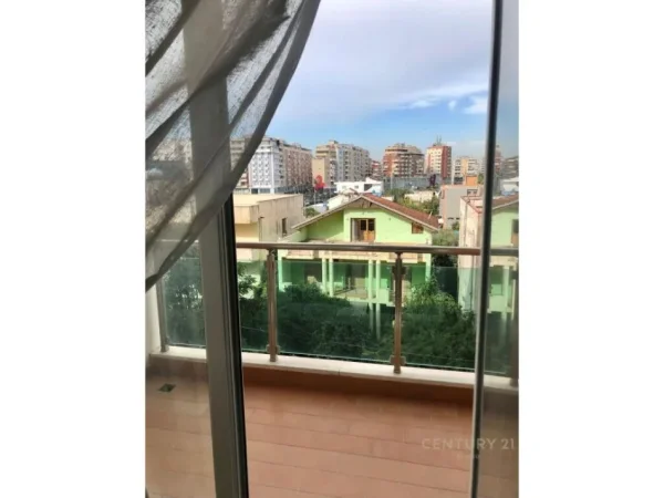 Tirane, jepet me qera apartament 2+1+Ballkon , 600 € 