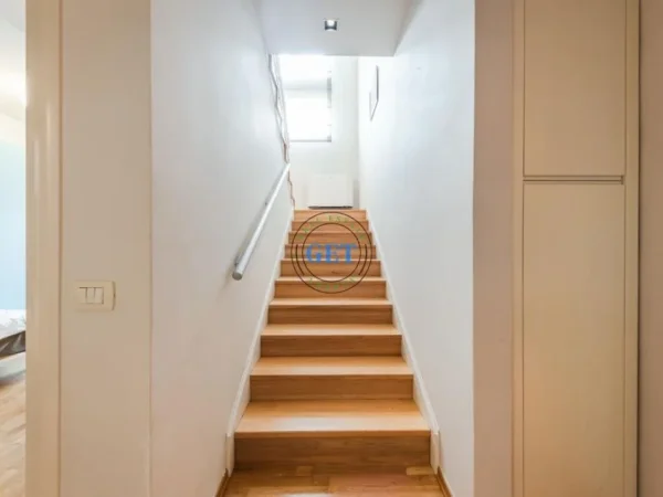 Durres, shitet apartament duplex 1+1 Kati 8, 290 m² (Pallati Sportit,Durres)