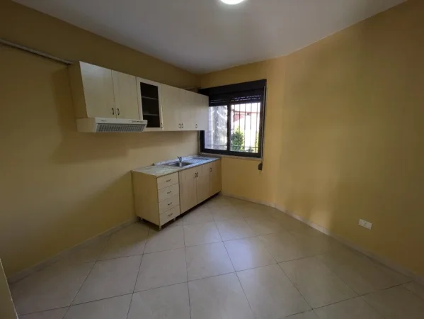 Tirane, Ambient biznesi me qira 70 m nga sheshi Skenderbej