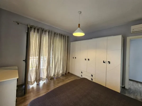 Tirane, jepet me qera apartament 3+1+Ballkon Kati 4, 132 m² 1.000 € (Delijorgji, Rr. Kavajes)