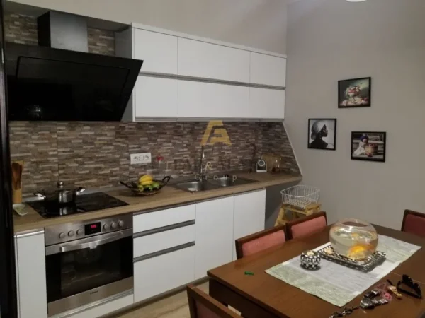 Tirane, shitet apartament 2+1+2 , 94 m² 240.000 € (Liqeni i Thate)