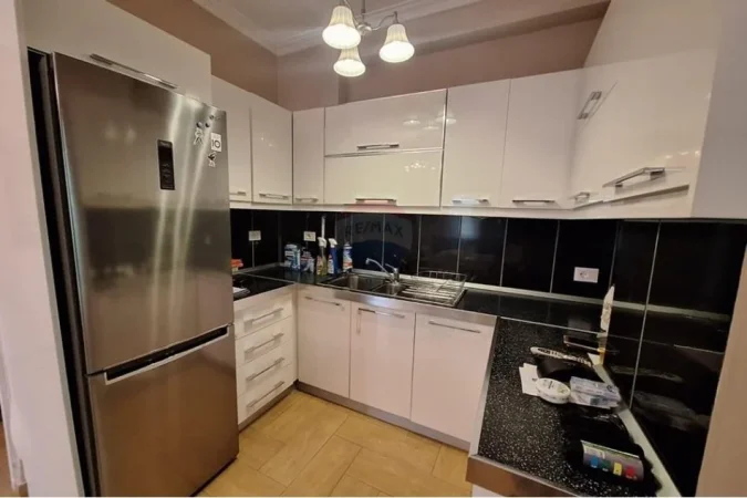 Tirane, jepet me qera apartament 2+1 , 100 m² 600 € (Jordan Misja,)