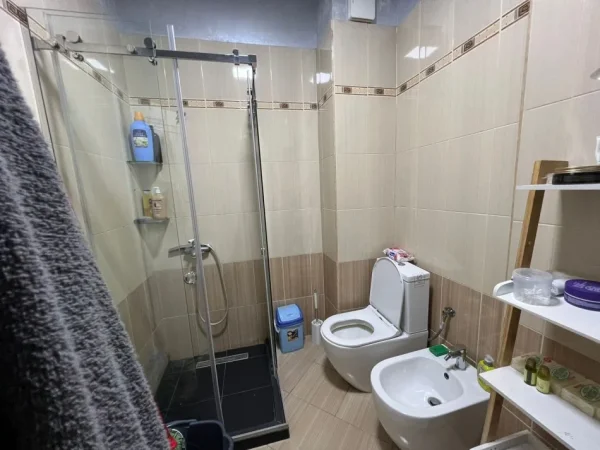 Tirane, jepet me qera apartament 1+1+Ballkon Kati 2, 72 m² 450 € (rruga teodor keko)