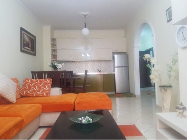 Tirane, jepet me qera apartament 2+1+Ballkon Kati 2, 97 m² 400 € (Yzberisht prane KMY)