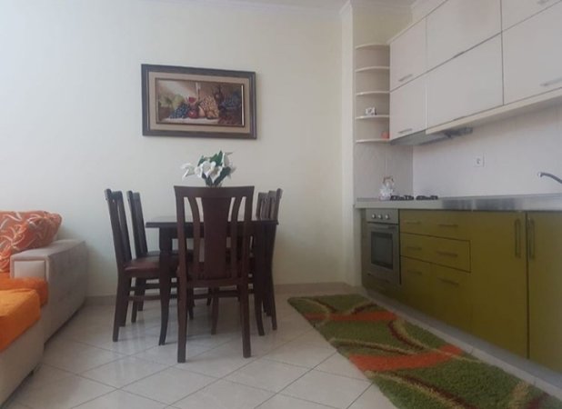 Tirane, jepet me qera apartament 2+1+Ballkon Kati 2, 97 m² 400 € (Yzberisht prane KMY)