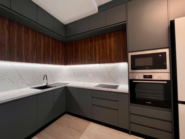 Tirane, jepet me qera apartament 2+1 Kati 3, 113 m² 1.800 € (Liqeni thate)