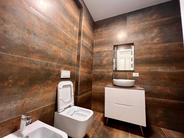 Tirane, jepet me qera apartament 2+1 Kati 3, 113 m² 1.800 € (Liqeni thate)