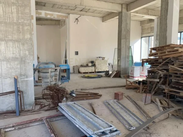 Tirane, jap me qera ambjent biznesi Kati 0, 246 m² 5.000 € (Astiri)