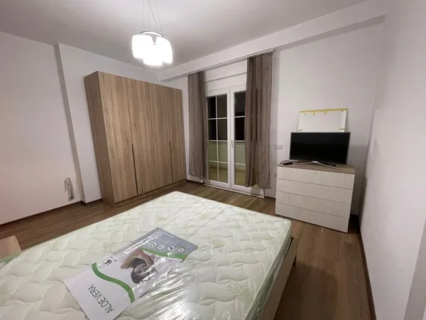 Tirane, jepet me qera apartament 2+1+Ballkon Kati 4, 120 m² 500€ (Kinostudio)