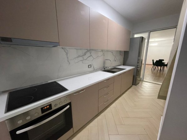 Tirane, jepet me qera apartament 2+1+Ballkon Kati 4, 120 m² 500€ (Kinostudio)