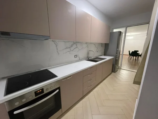 Tirane, jepet me qera apartament 2+1+Ballkon Kati 4, 120 m² 500€ (Kinostudio)