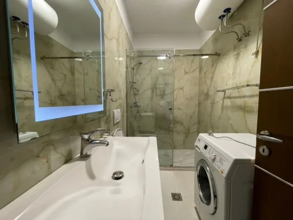 Tirane, jepet me qera apartament 2+1+Ballkon Kati 4, 120 m² 500€ (Kinostudio)
