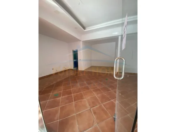 Tirane, jepet me qera dyqan Kati 0, 35 m² 600 € (ALI DEM)