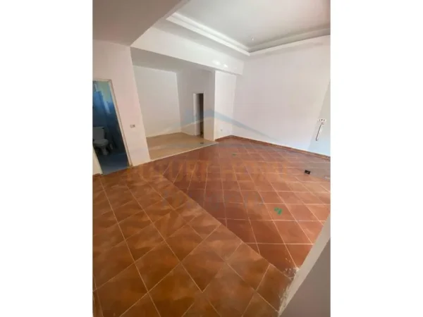 Tirane, jepet me qera dyqan Kati 0, 35 m² 600 € (ALI DEM)