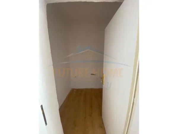 Tirane, jepet me qera dyqan Kati 0, 35 m² 600 € (ALI DEM)