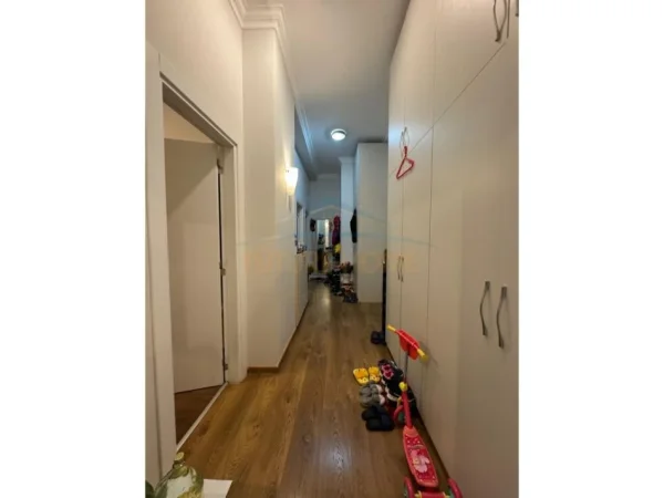 Tirane, shitet apartament 2+1 Kati 1, 123 m² 250.000 € (Liqeni i thate)
