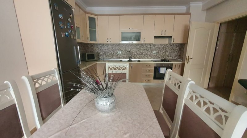 Tirane, jepet me qera apartament 2+1+Ballkon Kati 4, 114 m² 500 € (Rr.Astrit Llosha)