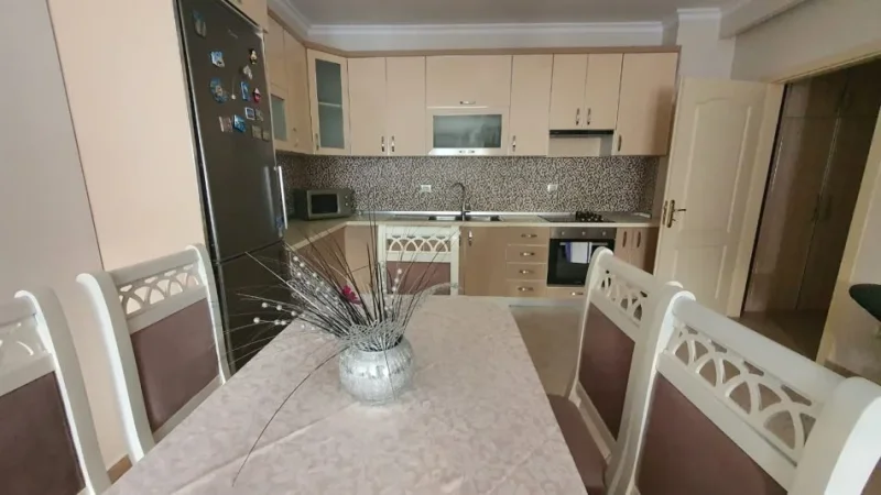 Tirane, jepet me qera apartament 2+1+Ballkon Kati 4, 114 m² 500 € (Rr.Astrit Llosha)