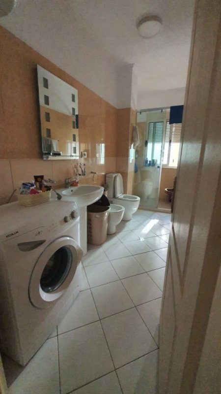 Tirane, jepet me qera apartament 2+1+Ballkon Kati 4, 114 m² 500 € (Rr.Astrit Llosha)