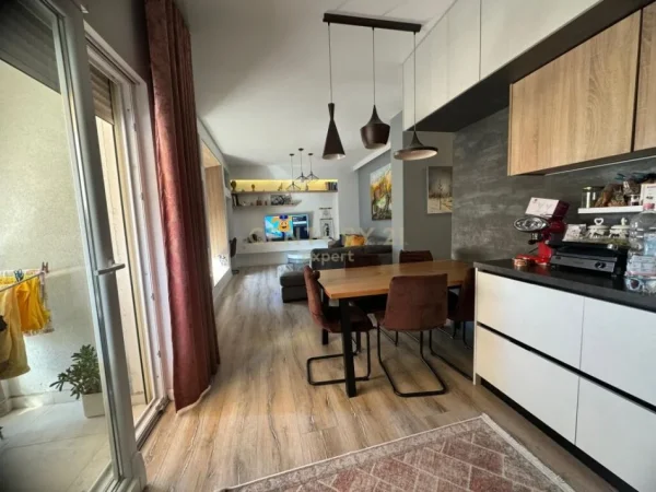Tirane, shitet apartament 2+1+Ballkon Kati 4, 108 m² 235.000 € (fusha ali demi)