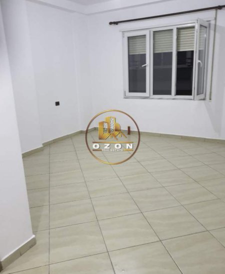Tirane, jepet me qera apartament 2+1+BLK Kati 2, 96 m² 300 Euro (Kodra e Diellit, Mbikalimi i Komunes)