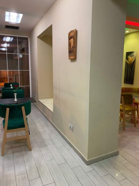 Tirane, jepet me qera bar-kafe Kati 0, 600 Euro (Bulevardi Bajram Curri)