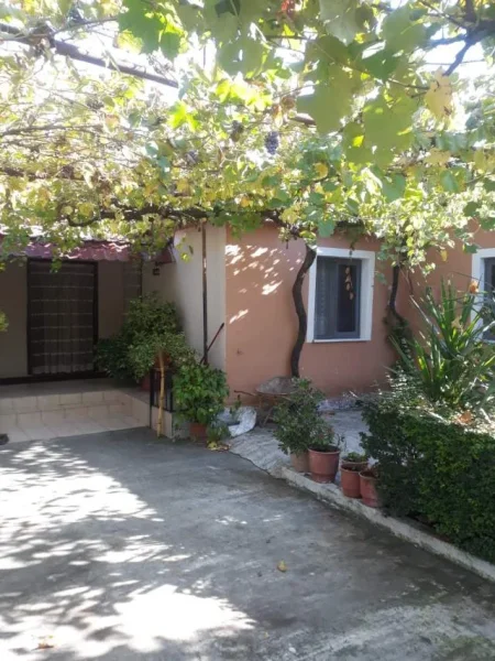 Shkoder, Barbullush Shitet Truall 200 m² dhe Ndertese 130 m² me siperfaqe totale 728 m², Cmimi Fillestar 2.016.000 Leke