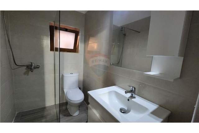 Tirane, jepet me qera apartament Kati 1, 86 m² 400 Euro (Pazari i Ri)