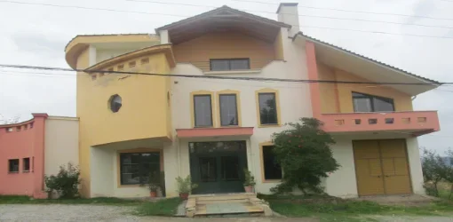Korce, Mborje Shitet Truall 350 m², Cmimi Fillestar 1.960.000 Leke