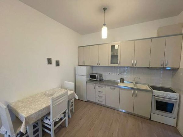 Tirane, jepet me qera apartament 2+1 Kati 4, 90 m² 650 Euro (Komuna e Parisit, KIKA 2)