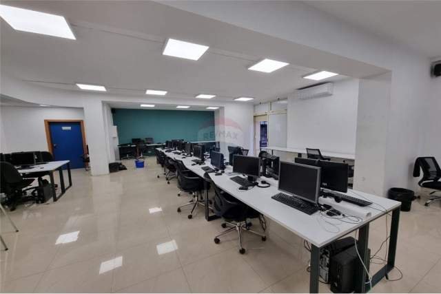 Tirane, jepet me qera ambjent biznesi 222 m² 2.350 Euro (bllok)