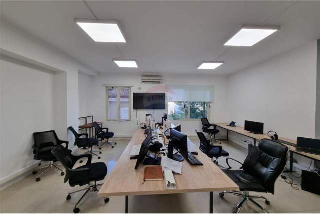 Tirane, jepet me qera ambjent biznesi 222 m² 2.350 Euro (bllok)