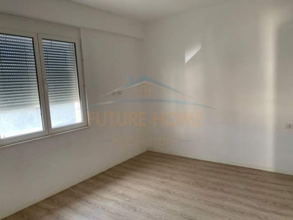 Tirane, jepet me qera apartament per zyra 2+1+BLK Kati 5, 123 m² 450 Euro (Rruga e Kavajes)