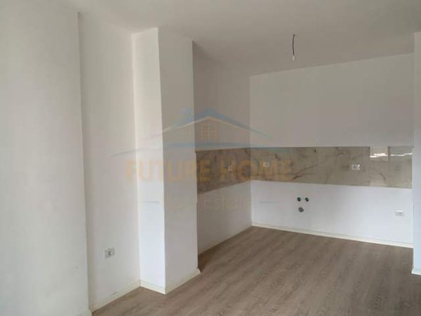 Tirane, jepet me qera apartament per zyra 2+1+BLK Kati 5, 123 m² 450 Euro (Rruga e Kavajes)