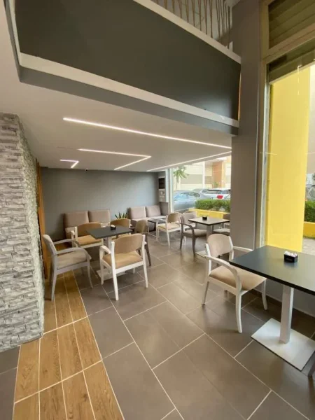 Tirane, Shitet, Biznes-Bar-Kafe Kati 0,121.3m2, 31.000 Euro (fusha e aviacionit)