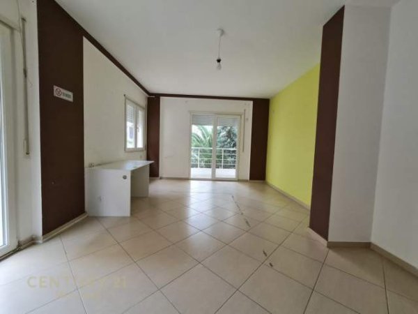 Tirane, jepet me qera ambjent biznesi Kati 1, 130 m² 600 Euro