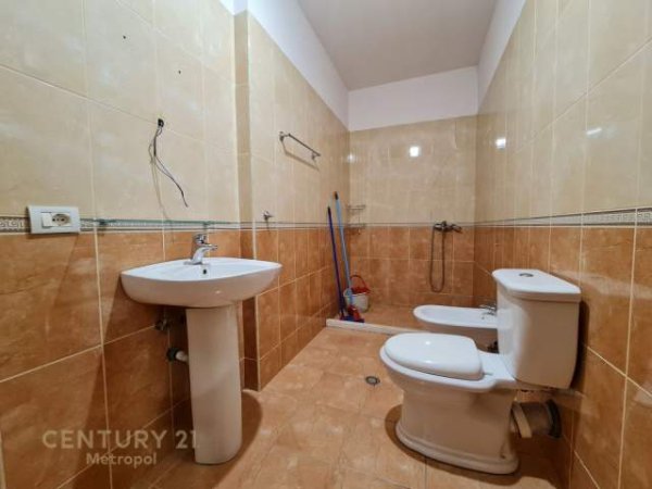 Tirane, jepet me qera ambjent biznesi Kati 1, 130 m² 600 Euro