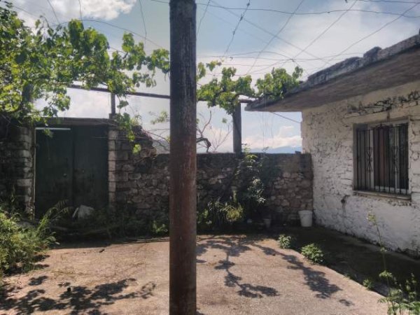 Gjirokaster, Erind Shitet Truall 300 m² dhe Ndertese 100 m², 896.000 Leke