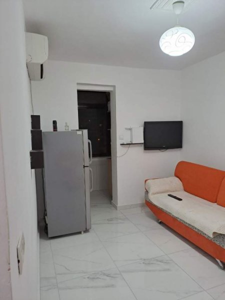 Tirane, jepet me qera apartament 1+1 Kati 5, 52 m² 300 Euro (Rruga Tafaj)
