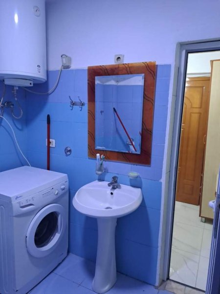 Tirane, jepet me qera apartament 1+1 Kati 5, 52 m² 300 Euro (Rruga Tafaj)