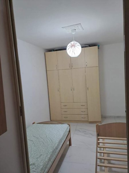 Tirane, jepet me qera apartament 1+1 Kati 5, 52 m² 300 Euro (Rruga Tafaj)
